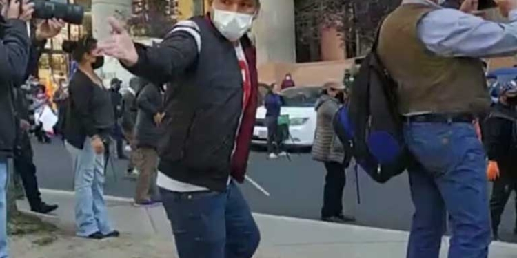 EL AGRESOR DEL PERIODISTA APARECE EN EL CENTRO DE LA IMAGEN. CRÉDITO: CAPTURA DE IMAGEN DE RADIO ÉXITO Y AGENCIA DE NOTICIAS FIDES (ANF)