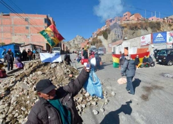Vecinos de Cotahuma bloquean el ingreso al botadero de Sak’a Churo. Foto: APG