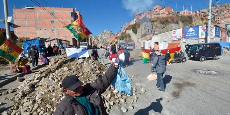 Vecinos de Cotahuma bloquean el ingreso al botadero de Sak’a Churo. Foto: APG