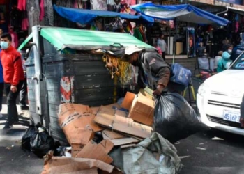 El conflicto entre vecinos y la Subalcaldía de Cotahuma continúa ocasionando la acumulación de la basura en calles y contenedores que genera contaminación en áreas concurridas. Fotos: EL DIARIO