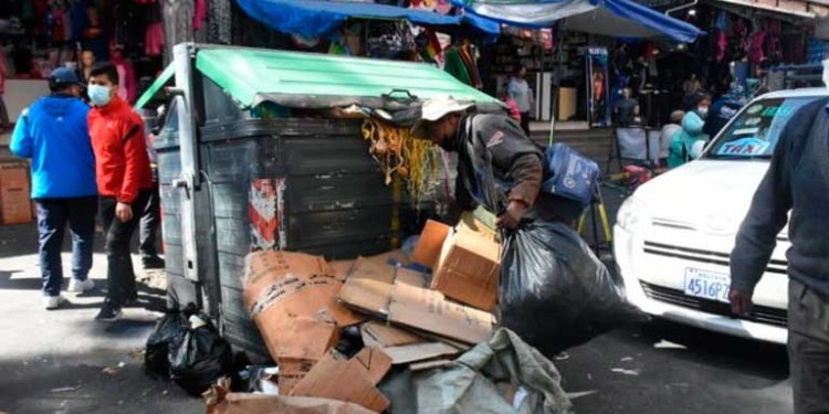 El conflicto entre vecinos y la Subalcaldía de Cotahuma continúa ocasionando la acumulación de la basura en calles y contenedores que genera contaminación en áreas concurridas. Fotos: EL DIARIO