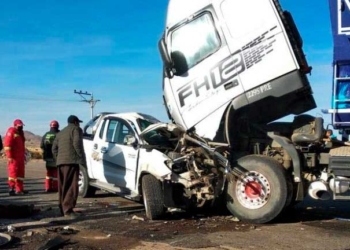 El camión y la camionera que impactaron de frente en la carretera a Copacabana | Foto: RRSS