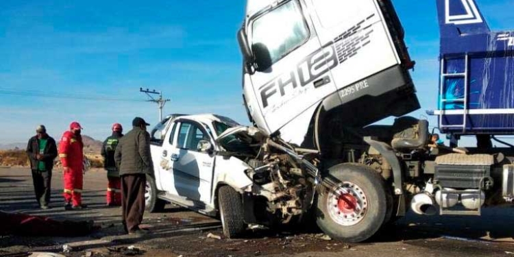 El camión y la camionera que impactaron de frente en la carretera a Copacabana | Foto: RRSS