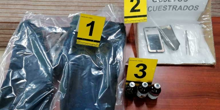 Entre los objetos encontrados está el pantalón y el celular roto de la víctima, además de un instrumento y fármacos veterinarios. Foto: ERBOL.