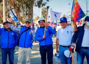 Ministro de Obras, Edgar Montaño, encabezando a los Guerreros azules en la marcha de respaldo al Gobierno. Foto: ANF