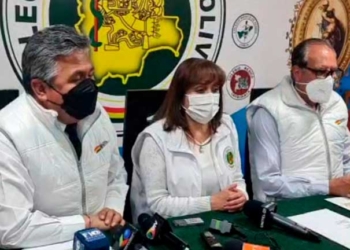 Presidente del Colegio Médico de Bolivia Luis Larrea, la presidenta del Comité Científico Nacional Virginia Paredes y un médico más.