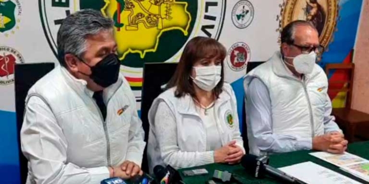 Presidente del Colegio Médico de Bolivia Luis Larrea, la presidenta del Comité Científico Nacional Virginia Paredes y un médico más.