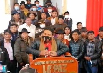 Quispe junto con los alcaldes del departamento de La Paz. Foto: ERBOL
