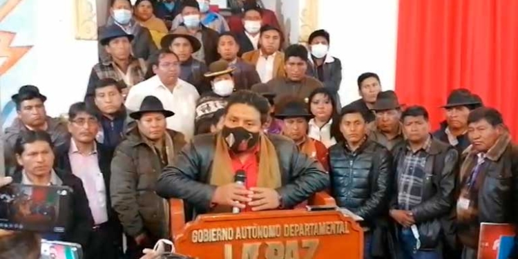 Quispe junto con los alcaldes del departamento de La Paz. Foto: ERBOL