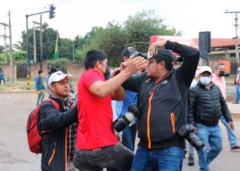 UN MILITANTE DEL PARTIDO GOBERNANTE GOLPEA AL FOTOPERIODISTA DEL DIARIO EL DEBER, JORGE IBÁÑEZ PARADA. CRÉDITO: JUAN CARLOS TORREJÓN – EL DEBER