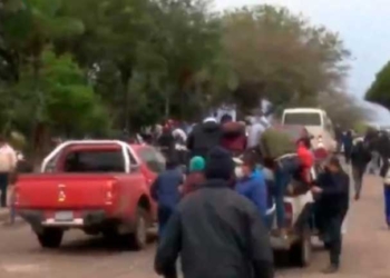 Desbloqueadores imprimen violencia para liberar el paro cívico de Santa Cruz. Foto: captura Unitel