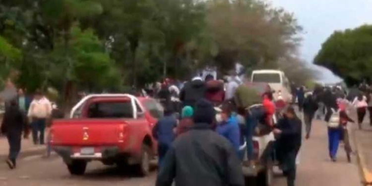 Desbloqueadores imprimen violencia para liberar el paro cívico de Santa Cruz. Foto: captura Unitel