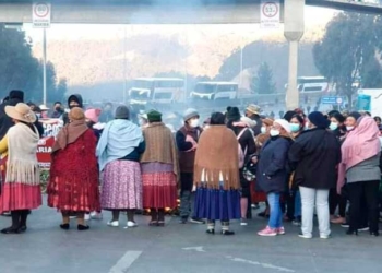Por desatención de Iván Arias, padres de familia bloquean la autopista La Paz-El Alto