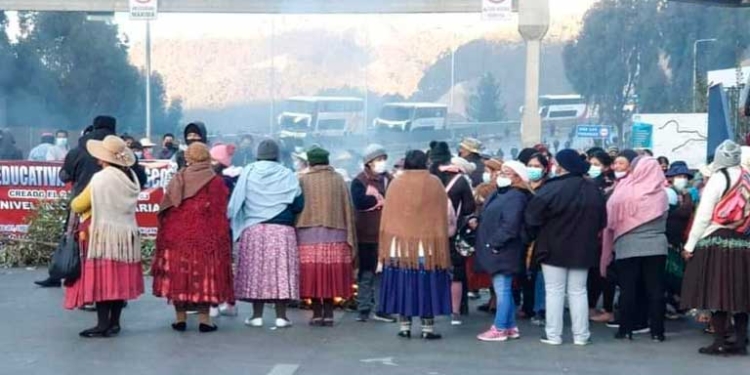 Por desatención de Iván Arias, padres de familia bloquean la autopista La Paz-El Alto