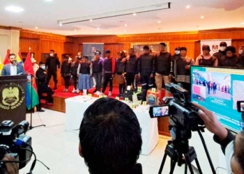 Del Castillo presentó a los aprehendidos, incluyendo a mujeres.