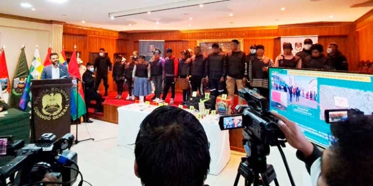 Del Castillo presentó a los aprehendidos, incluyendo a mujeres.