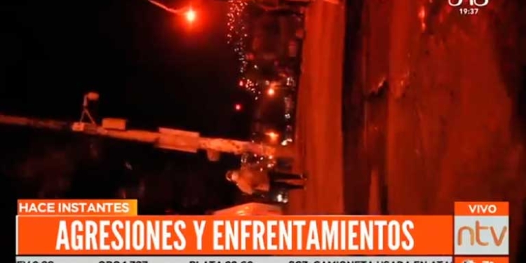 IMÁGENES QUE AÚN TRANSMITÍA LA CÁMARA DE RED UNO BOLIVIA DESPUÉS DE CAER AL PISO COMO EFECTO DEL ATAQUE DE PRODUCTORES DE COCA CRÉDITO: CAPTURA DE IMAGEN DE RED UNO BOLIVIA