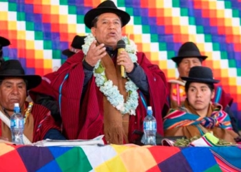 David Choquehuanca, vicepresidente de Bolivia, junto a campesinos en la ciudad de El Alto