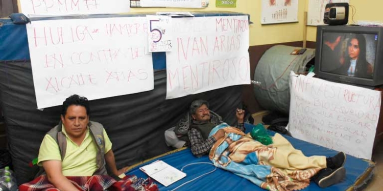 Padres de familia en La Paz cumplen el quinto día de huelga de hambre