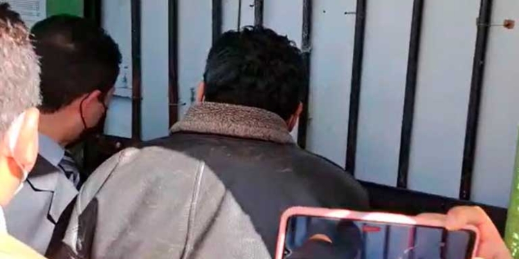 El empresario al ser ingresado a celdas policiales. Foto: ERBOL.