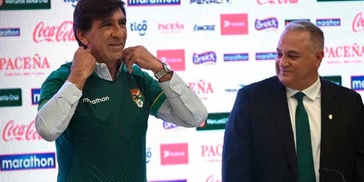 Costas, en la presentación en La Paz (Photo by AIZAR RALDES / AFP)