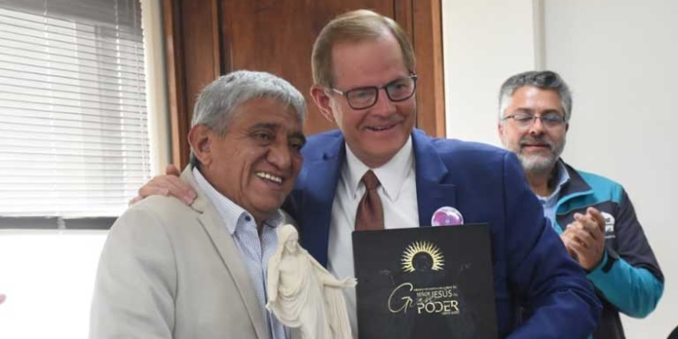 Iván Arias / Elder Gary E. Stevenson