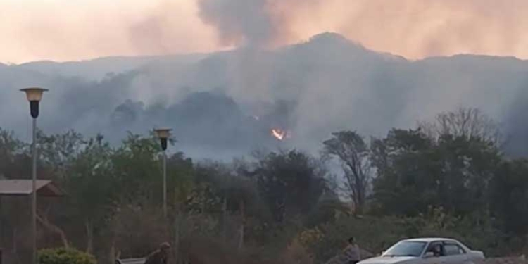 Humareda del incendio en la serranía Foto: Portal Yacuiba Noticias