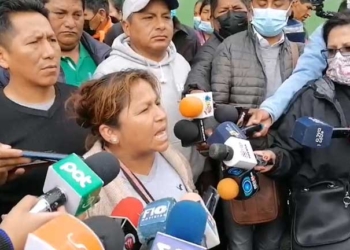 LA DIRIGENCIA DE ADEPCOCA EN CONFERENCIA DE PRENSA AYER, LUEGO DE LA APREHENSIÓN DE FREDDY MACHICADO