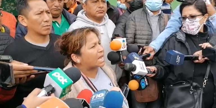 LA DIRIGENCIA DE ADEPCOCA EN CONFERENCIA DE PRENSA AYER, LUEGO DE LA APREHENSIÓN DE FREDDY MACHICADO