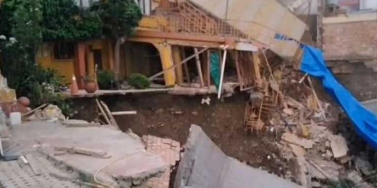 Vecinos de Obrajes exigen presencia del alcalde Arias para intervenir en el deslizamiento que afectó una vivienda