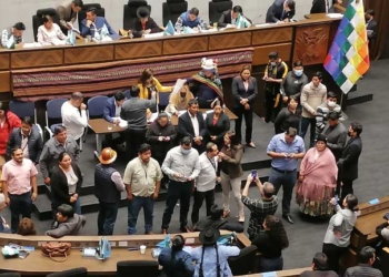 Parlamentarios del MAS hicieron la votación en custodia de las ánforas.