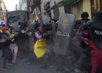 Policías enfrentados contra los maestros en la puerta del Ministerio de Trabajo. Foto: La Razón (Rodwy Cazón)