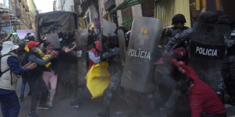 Policías enfrentados contra los maestros en la puerta del Ministerio de Trabajo. Foto: La Razón (Rodwy Cazón)