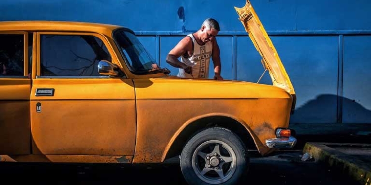 Un conductor arregla su viejo Moskvich 2140 de fabricación rusa en una gasolinera cerca de Aguada de Pasajeros, Cienfuegos, Cuba. - CARLOS ESCALONA / ZUMA PRESS / CONTACTOPHOTO
