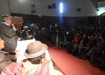 Choferes denuncian que Arias intenta dividirlos y califican como política Cumbre del Transporte