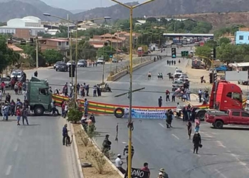 Bloqueo en el sector de la tranca de Suticollo. Foto: Opinión, Ricardo Cruz