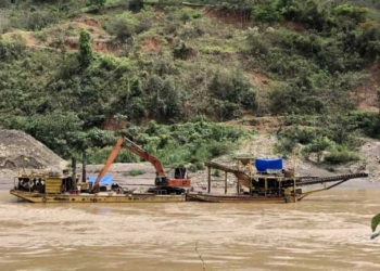 Los barcos de dragado que extraen oro a menudo vierten mercurio directamente en los ríos. (Foto por Maxwell Radwin)