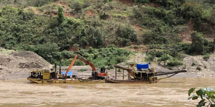 Los barcos de dragado que extraen oro a menudo vierten mercurio directamente en los ríos. (Foto por Maxwell Radwin)