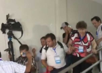 Los representantes de Santa Cruz abandonan la mesa técnica. Foto: Captura video