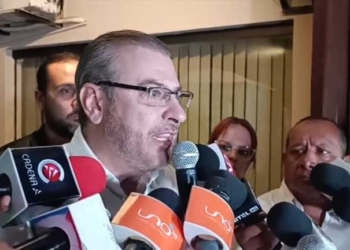El presidente del Comité pro Santa Cruz, Rómulo Calvo, en entrevista con los medios.