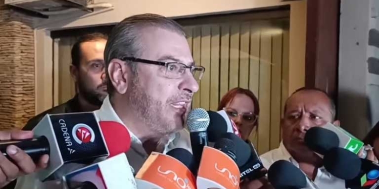El presidente del Comité pro Santa Cruz, Rómulo Calvo, en entrevista con los medios.