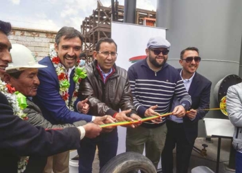 Momento del corte de cinta de la planta. (Foto Iturralde).