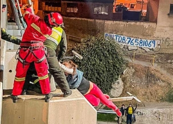Policía evita que una joven se quite la vida en el puente Ferrobeni