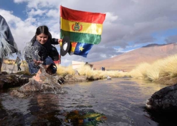 Ciudadanos bolivianos visitan el Silala. Foto: Archivo La Razón.