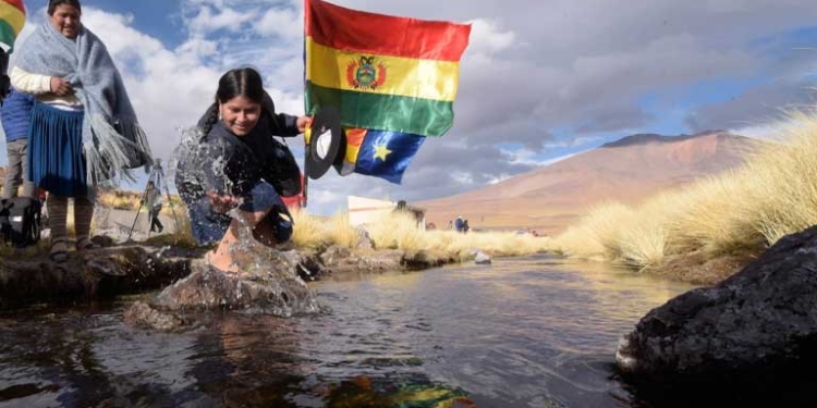 Ciudadanos bolivianos visitan el Silala. Foto: Archivo La Razón.