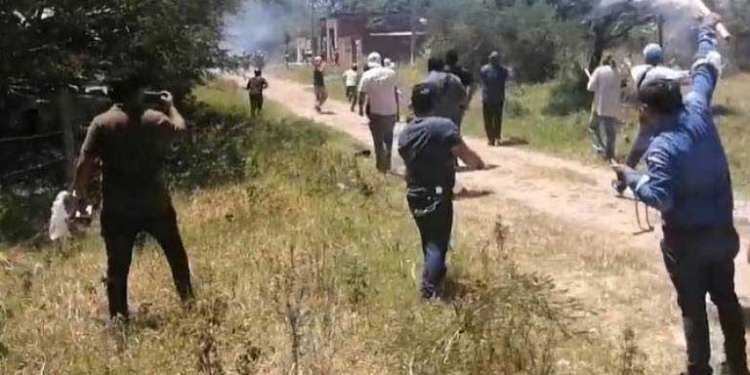 Turba de avasalladores golpea y roba equipos a periodista de El Deber