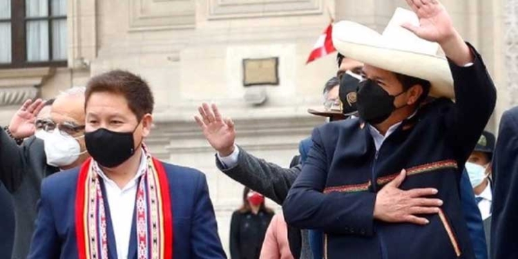 El ex primer ministro de Perú Guido Bellido (I) junto al expresidente Pedro Castillo (D) - PRESIDENCIA PERÚ - Archivo