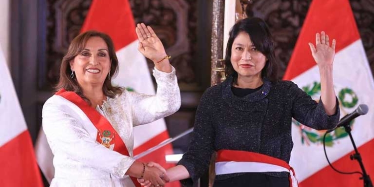 La presidenta de Perú, Dina Boluarte, toma posesión a su ministra de Exteriores, Ana Cecilia Gervasi