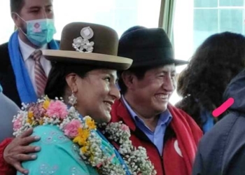 LA CONCEJALA LOURDES CHAMBILLA ACOMPAÑADA POR SU ASESOR. LA LEGISLADORA FUE UNA DE LAS QUE, EN DIFERENTES SESIONES, EXIGIÓ PARA QUE LA ORDENANZA SEA PROMULGADA