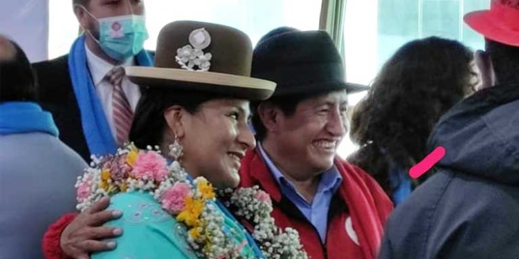 LA CONCEJALA LOURDES CHAMBILLA ACOMPAÑADA POR SU ASESOR. LA LEGISLADORA FUE UNA DE LAS QUE, EN DIFERENTES SESIONES, EXIGIÓ PARA QUE LA ORDENANZA SEA PROMULGADA